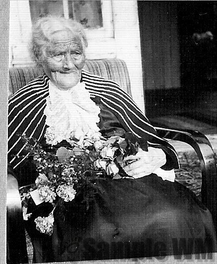 Anne Mikkelsdatter Singstad (Trøhaugen)  født Auset, 1843-1947
Bildet er tatt på hennes 100 årsdag. Hun ble 103 år.
