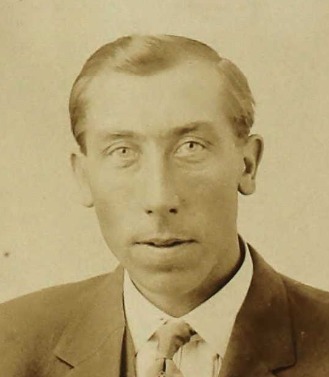 Hans Landrø
Hans Johansen Landrø, Aunan (1886-1933). Hans utvandret til Amerika i 1909 og tok navnet Hans Edsen. Bildet er tatt omkring 1928. 
