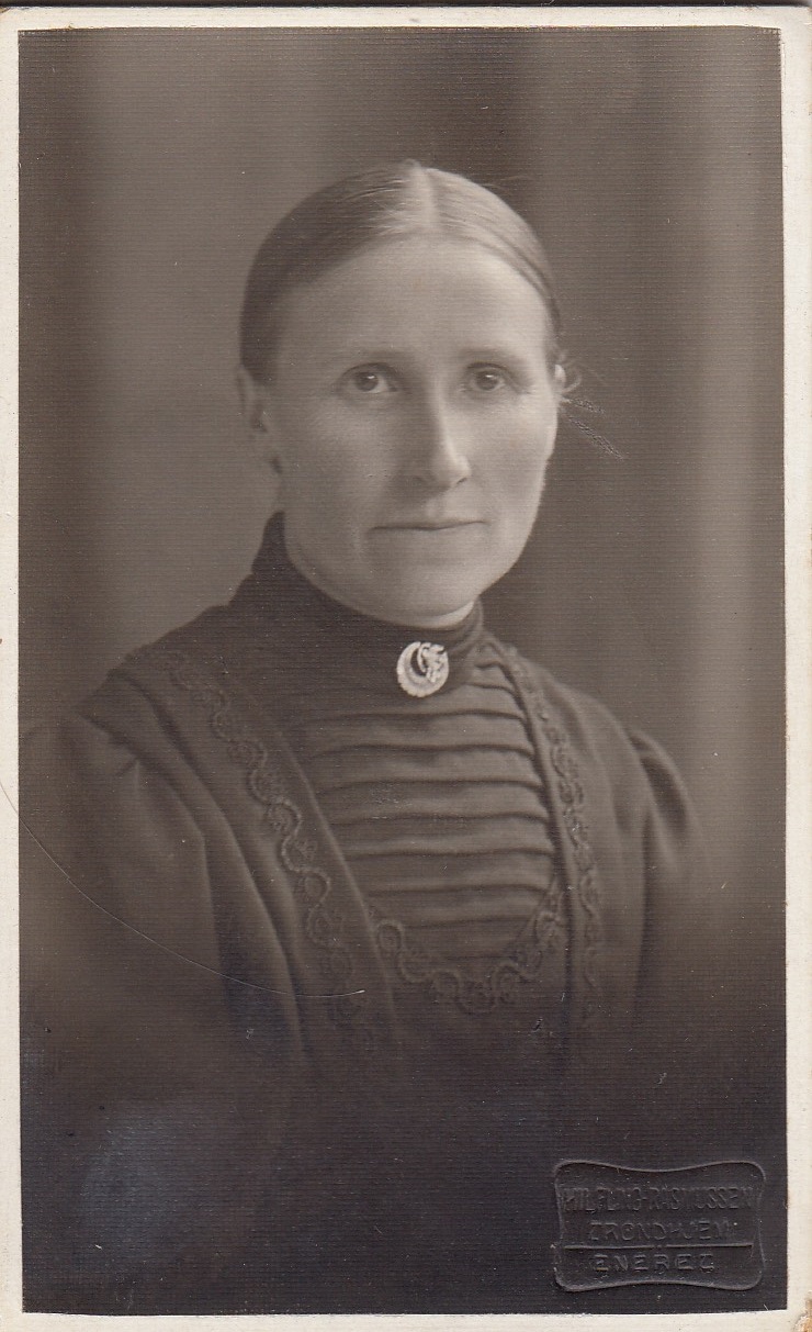 Nikoline Maria Størdal
Nikoline Maria Iversdatter Størdal (1867-1948), hun ble gift med Anders Braa. 
