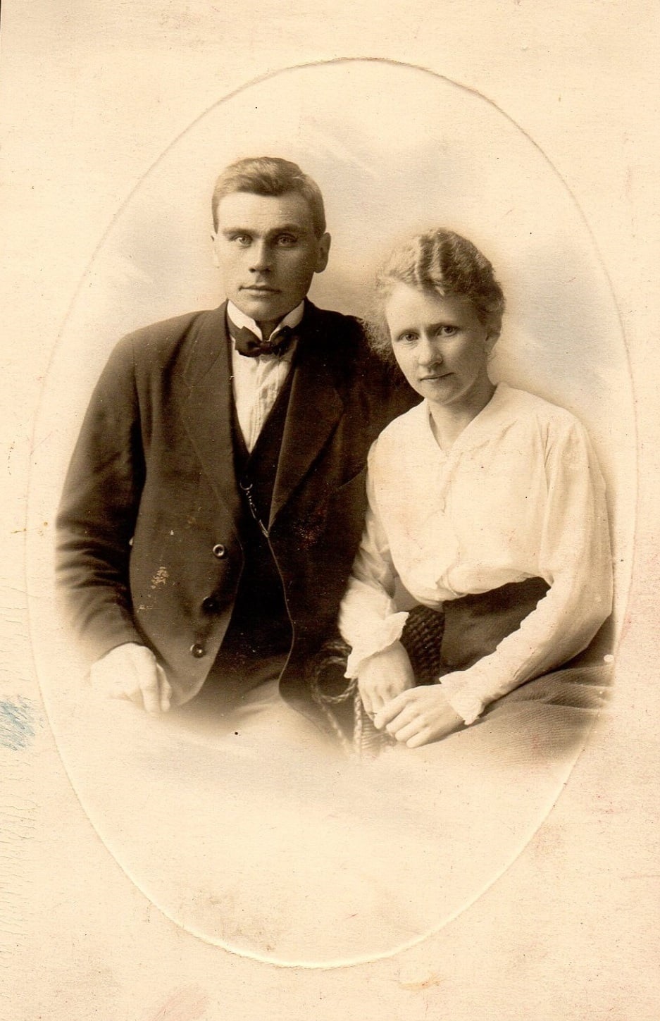 Kristoffer Lauritsen Grostad (1892-1945) og en av hans søstre(Martine, Johanne Kristine eller Gunnhild?)
