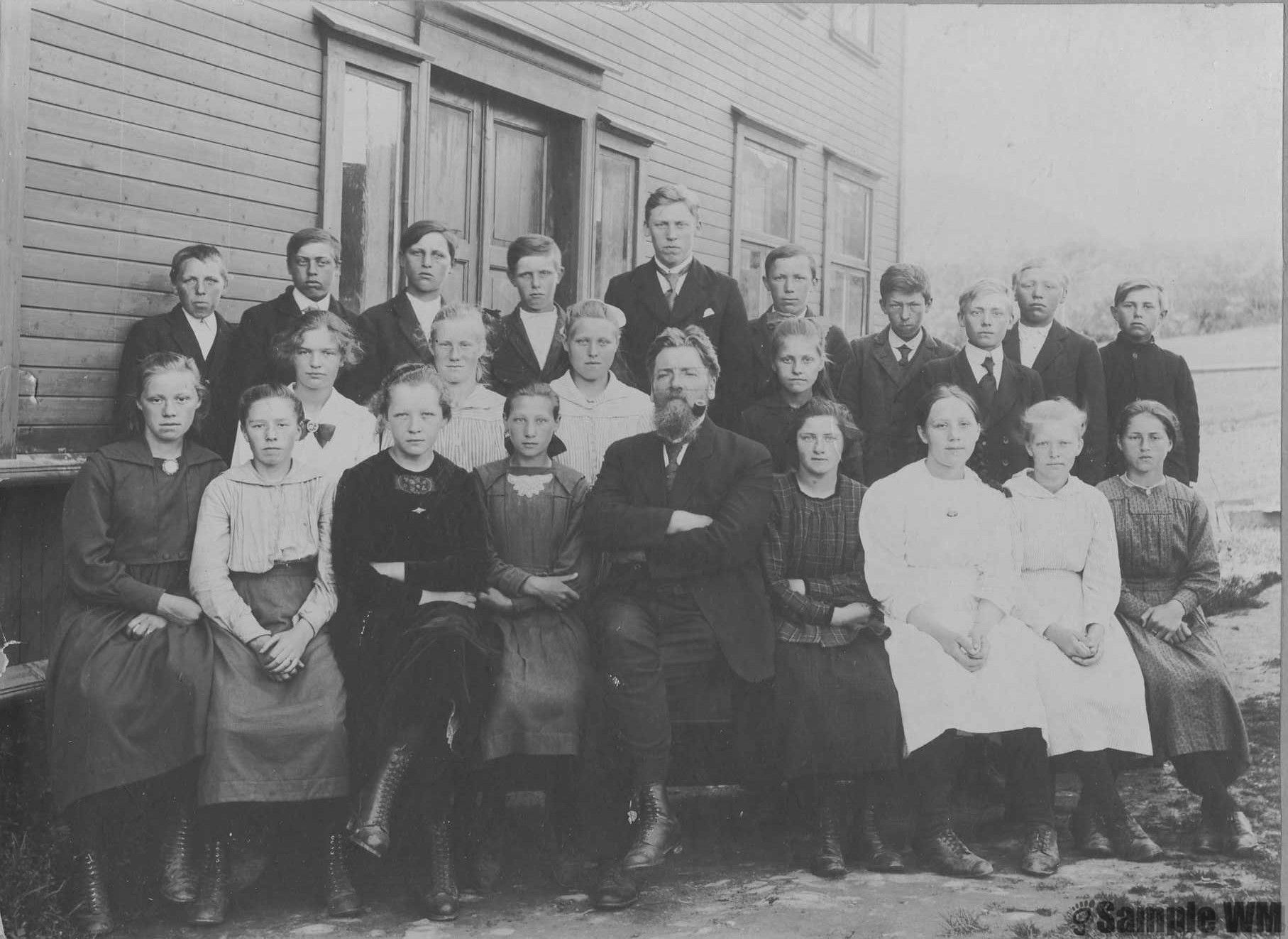 Konfirmanter i Lensvik 22. august 1920
Første r. fra v.: Dagny Tøndel Sterten, Anna Kristine Meland, Viken, Elfrida Landrø, Samlaget, ? , Prost Christen Dahler, Klara Selbekk, Posthuset, Anna J. Singstad, Myra, Johanna Ølstørn, ? . Andre r. fra v.:  ? , Jenny Øyangen, Sofie Bjørnstad, Varghaugen, Oline Selbekk, Skardet. Bak fra v.: Karl Øyangen, Lien, Ole K. Ølstøren, Knut J. Singstad, Trøhaugen, Arne Utnes, ? , Ole K. Åsmul, ? , Johan E. Selnes, Erikstu, Lars Landrø, Rya, Daniel Singstad, Danielstu. 
