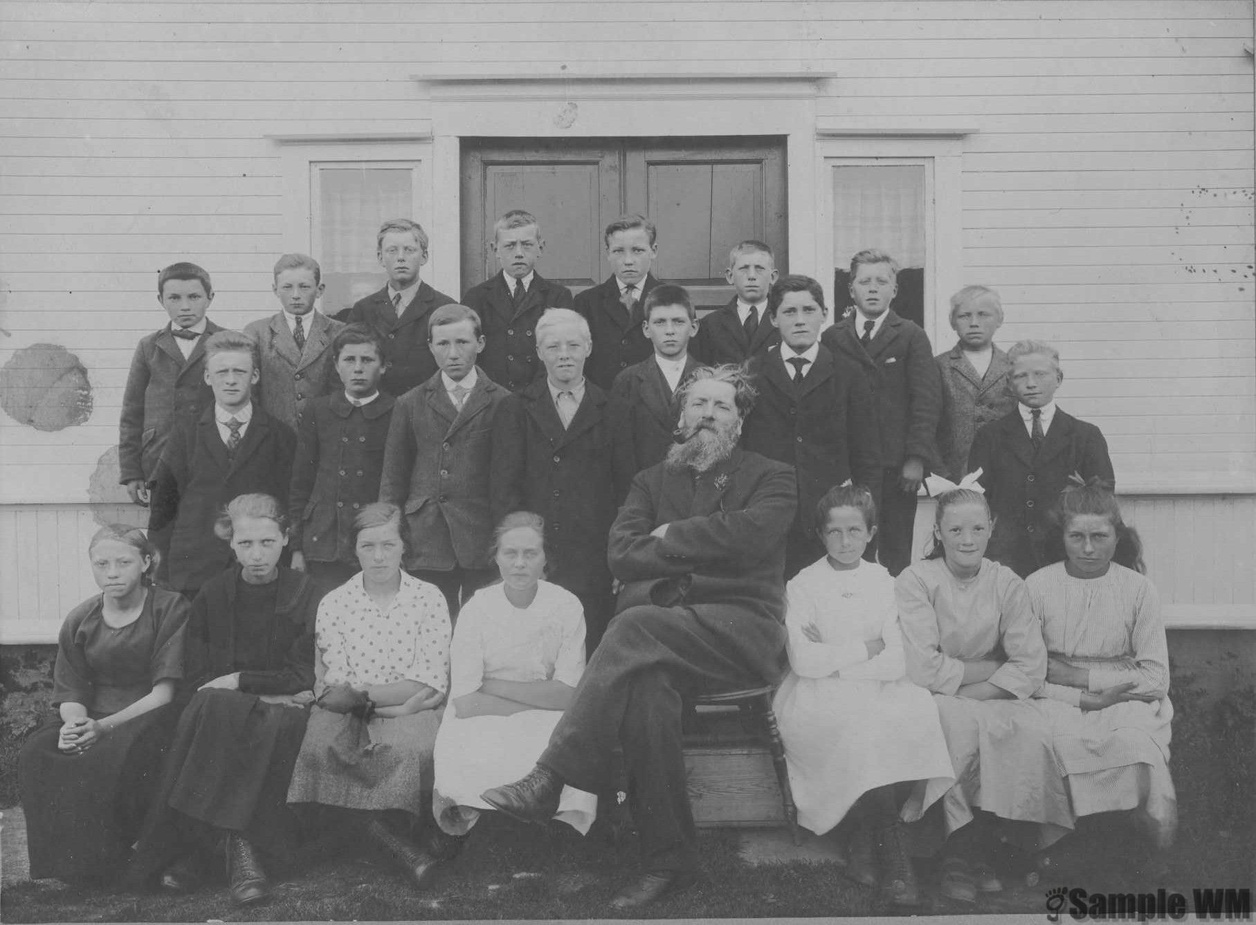 Konfirmanter i Lensvik 10. september 1922
Første r. fra v.: ?, Jenny Alice Solem, ?, ?, Prost Christen Dahler, Halfrid Hansen Meland, Karen Olsen Ysland, Anna Bonvik.                               
Andre fra v.: Martin Ølstøren, Kristian Singstad, Arne Tøndel, Isak Ysland, ?, Arne I. Selbæk, ?.                                                                                                                                              
Bak fra v.: Johan Ingvald Tøndel, øvre, ?, ?, Lars N. Tøndel, Einar Indergård, Larsstu, ?, ?, Johan Petter Ulkestad.
