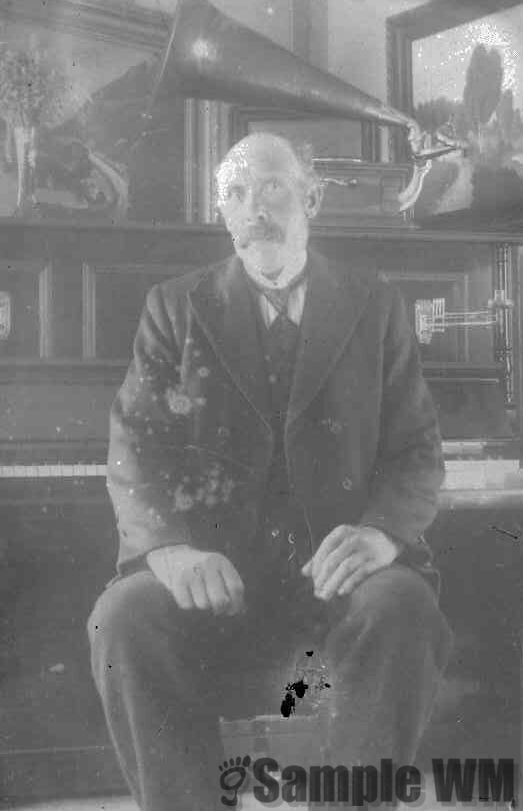 Lars Olsen Viken
Han var fra Husbergvika. (1843-1921).
Han overtok Stendal etter Lars Thoresen Hovelsdal.
Bildet er tatt ca 1920 av Thomas Tøndel, hjemme i hans atelier.
