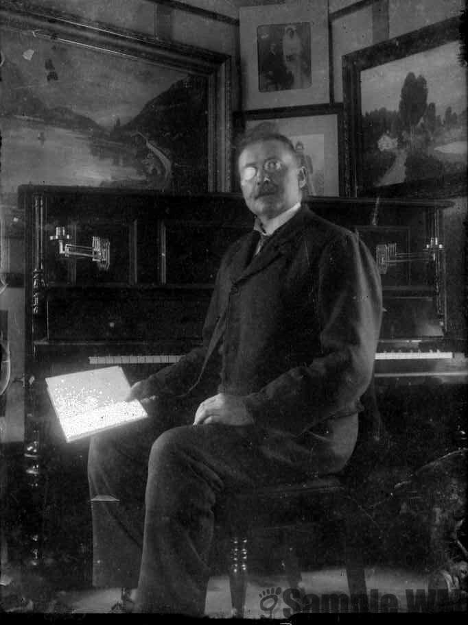 Thomas Tøndel
Selvportrett. Fotografert hjemme i hans atelier ca 1920.
