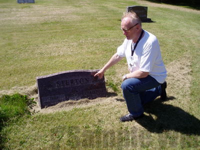 Egil Øyangens besøk i Hendrum i 2008
Egil Øyangen ved Jens og Christine Stertons gravminne på Pontoppidan Cemetery i Hendrum, Minnesota. 
