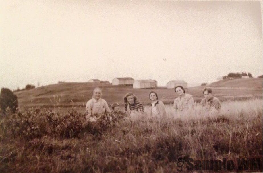 På Fjølåsen
Johanna Selbekk, Rolf Selbekk, Bjørg Sandstad, Hallfrid Meland,  Ester Meland, Oddmund Selbekk.
