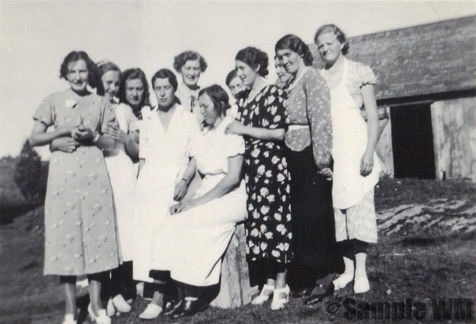 Ved Lensvik bedehus
Her mangler vi mange navn. Eldbjørg Tøndel, g. Sve, Gunhild Meland, Solveig Selbekk og Inga Sødahl. Fra høyre Ella Singstad, Kristine Størdal.
