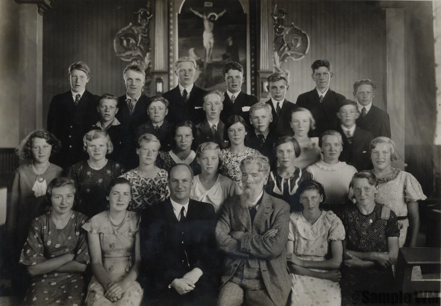 Konfirmanter Lensvik 1936, født 1921-22
Første r. fra v.: Gunvor Indergård, Vikan, Eldbjørg Tøndel, Prest Olav Frid, Prost Christen Dahler, Borghild Anny Størdal, Hjørdis Annie Aarem. Andre r. fra v.: Gudrun Grønningen, Åse Singstad, Lilly Selnes, Dagrun Tøndel, Gunhild Singstad, Karibakken, Marie Tangvik, Anna Tøndel, Trollia, Elida Selnes, Klara Bolsø. Tredje r. fra v.: Kolbjørn Ølstøren, Kåre Selbekk, Ingvald Landrø, Leif Selbæk, Hjørdis Indergård, Peder Åsmul. Bak fra v.: Johan Grønningen, Holten, Nils Øyangen, Einar M. Ysland, Asbjørn Landrø, Aunan, Johannes Grønningen, Bakken, Leif Solem, Lars Tøndel, Hagan. 
