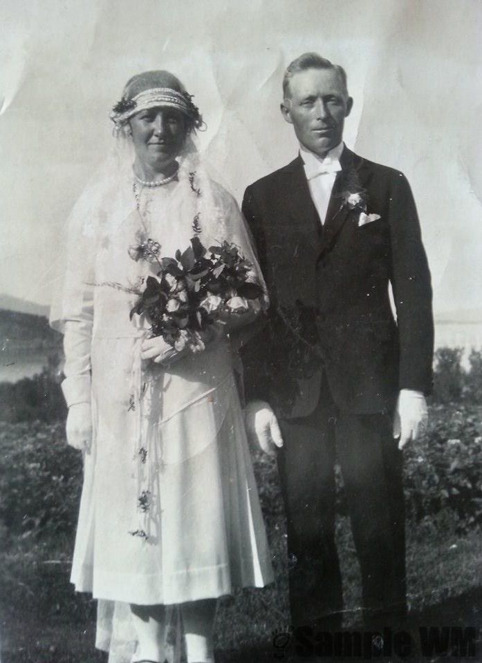 Anna Eline og Hans Meland
Anna Eline Evensdatter Landrø (1897-1972) og Hans Marensius Martinsen Meland (1894-1981). De ble gift i 1930.
