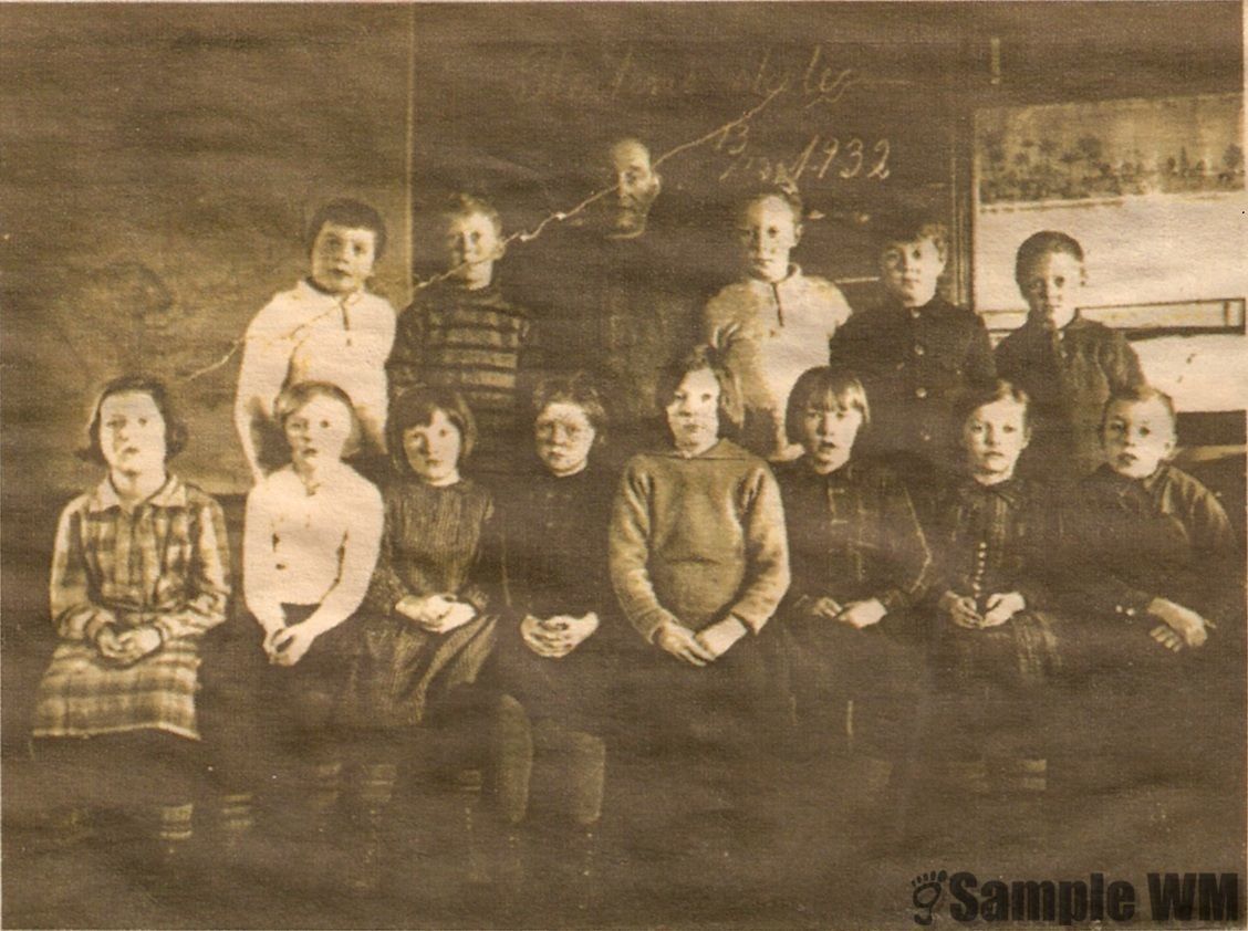 Sterten skole, 1932
Foran fra v.: Marie Solem Volden, Reidun Sterten Åsmul, Pauline Sterten Åsmul, Ingeborg Ysland Nyborg, Gunda Åsmul Ulkestad, Mary Ysland, Gudrun Meland Løvseth, Johan P. Åsmul. 
Bak fra v.: Gunnar Landrø, Johan Landrø, lærer Rikhard Utnes, Magne Landrø, Johan Tangvik, Kristoffer Sterten. 
