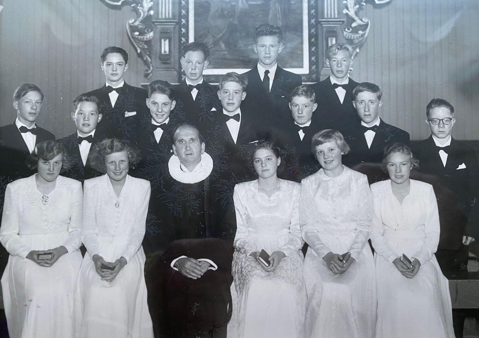 Konfirmasjon i Lensvik 1952
Første rekke fra v: Gudrun Bjørnstad, Lisbeth Udnes, Aksel Fikkan,  Gunvor Grostad, Bjørg Størdal, Elida Landrø.
Andre rekke fra v: Nils Johan Meland, Lars Marius Ysland, Isak Petter Selbekk, John Sigvart Sterten, Ivar Selbæk, Kåre Åsmul, Harald Øyangen.
Bak fra v: Harald Sterten, John Landrø, Kristoffer Nygård, Jostein Ysland.
