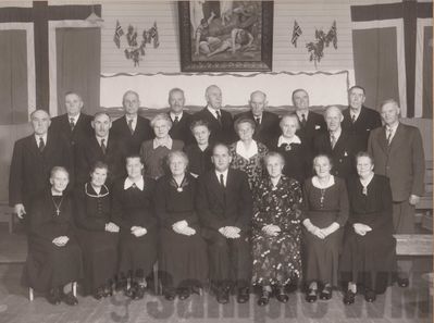 50-årskonfirmanter ca. 1954-55
Foran fra v.: Gunhild Øyangen Aune, Anna Øyangen (Plassa), Oline Størdal,?, prest Aksel Fikkan, Hanna Marie Landrø, Ingeborg Anna Åsmul Berg, Karen Bjørnstad (Trøbakken). 2. r. fra v.: Johan Grostad, Iver Tøndel, Ellen Sterten Årstein, ?, ?, Beret Tøndel, Ole Selnes, ?. Bak fra v.: Gabriel Singstad, Olbert Størdal, Johan Ræder, Johan Singstad, John J. Singstad, Ole H. Selbekk, Ingvald Ølstøren. 
