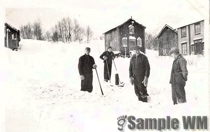 10. april på Landrø. Granatnedslag etter sjøslaget 9 april 1940
Til venstre: Even I. Landrø, ?, Isak Landrø, Konrad Meland.
