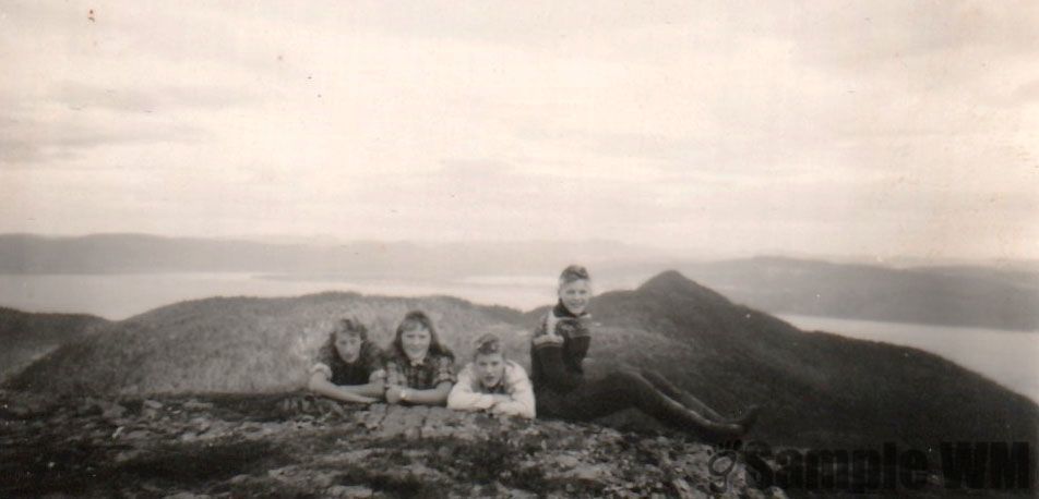 Utsikten fra Indergårdkammen
Eli Eide, Gunhild Anna, Eivind og Odd Tøndel.
