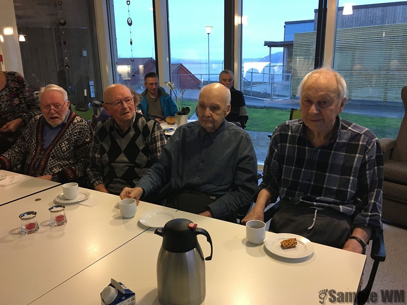 Omsorgsboligan
Agdenes historielag viser bilder.
Fra venstre: Ivar Selbekk, Jens Sterten, Knut Bjønstad, Olav Selnes.
Bak ser vi Jomar Grostad og Rolf Martin Meland.
