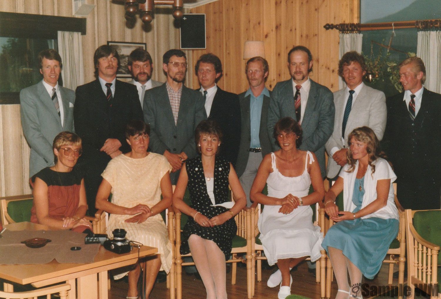 20 års konfirmantjubileum 1983
Foran fra v: Astrid Nora Meland Tøndel, Liv Ysland Sæther, Ingrid Størdal, Turid Ysland Brå, Hjørdis Åsmul Knudsen,
Bak fra v: Magnar Tøndel, Gabriel Singstad, Rolf Meland, Oddvar Inge Størdal, Jørgen Tøndel, Oddvar Selnes, Jahn Bakken, Knut Grønningen, Leif Edv. Landrø.
