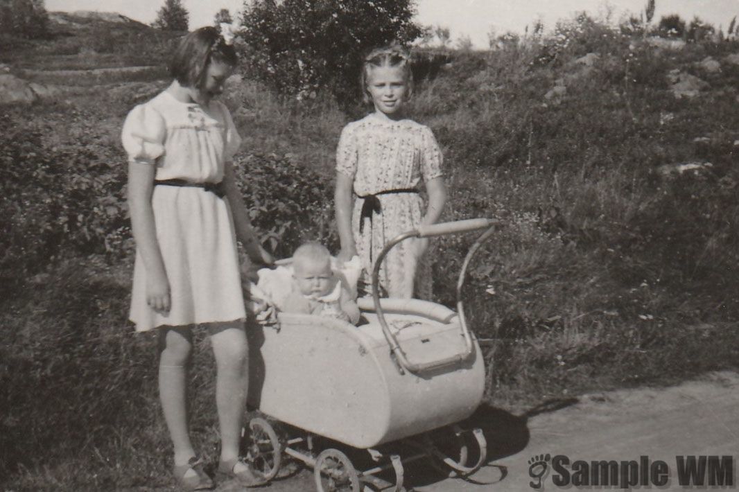 På trilletur
Ragnhild Sterten og Ragnhild Åsmul med Dagrun Åsmul i vogna.
