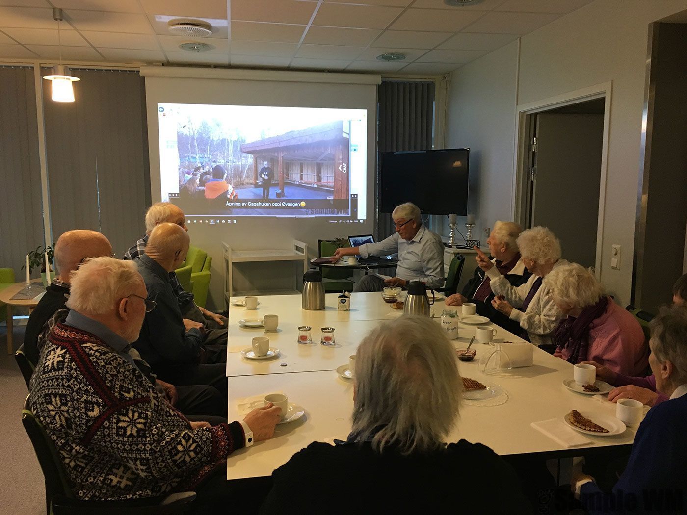 Omsorgsboligan
Agdenes historielag viser bilder.
Joar Tøndel viser bilder til interesserte tilhørere. Ivar Selbæk, Jens Sterten, Knut Bjørnstad og Olav Selnes. Andre side: Joar Tøndel, Erling Leksen, Reidun Bjørnstad og Dagrun Meland.
