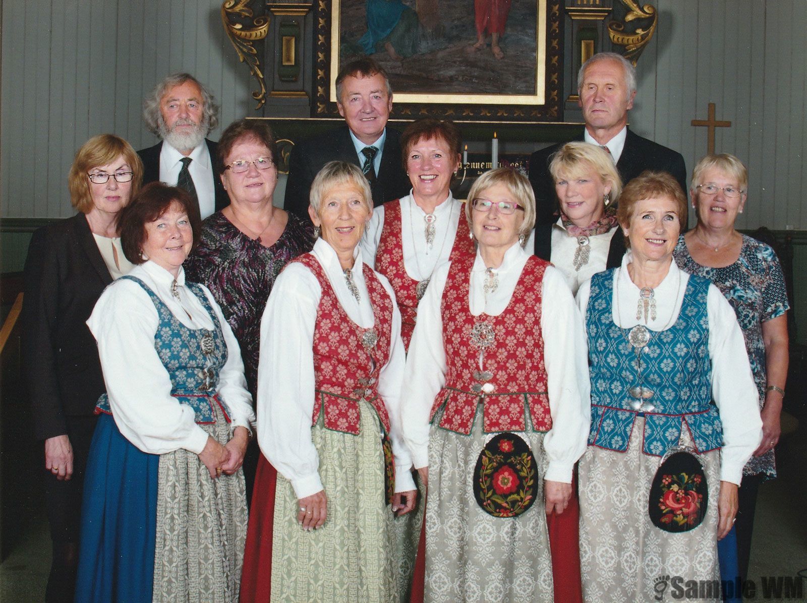 50-års konfirmanter 2012
Foran fra v: Erna Ysland, Ruth Eva Tøndel, Inga Brovoll, Gunvor Ingdal Meland, Rannveig Tøndel Kristensen, Liv Margareth Øyangen Lundemo, Grethe Johanne Selbæk Solemsløkk, Gunhild Utnes Øyangen, Astrid Nora Tøndel Magnussen.
Bak fra v: Lyder Veum,  Jørgen Landrø, Torbjørn Landrø.
