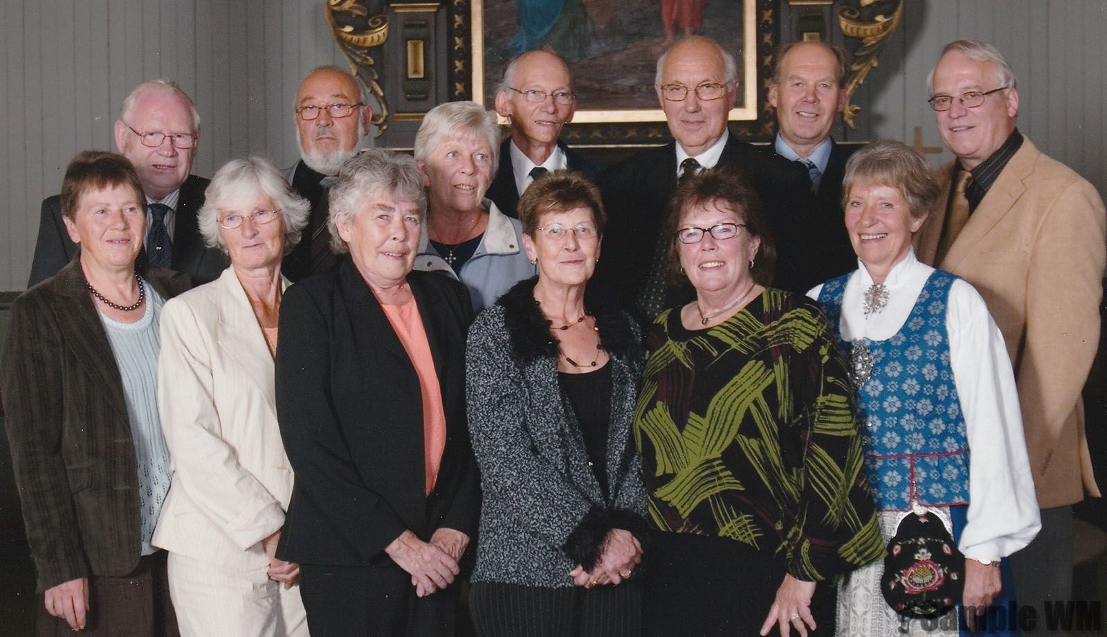 50 års konfirmanter født 1941/1942
1.rekke fra v: Berit Singstad, Jorunn Bonvik, Marie Ysland, Gudrun Landrø, Else Åsmul, Ruth Helga Indergård. 2 rekke fra v: Sverre Ysland, Oddvar Tøndel, Bodil Tøndel, Egil Meland, Nils Tøndel, Ola Kristian Tøndel og Gabriel Ølstøren.
