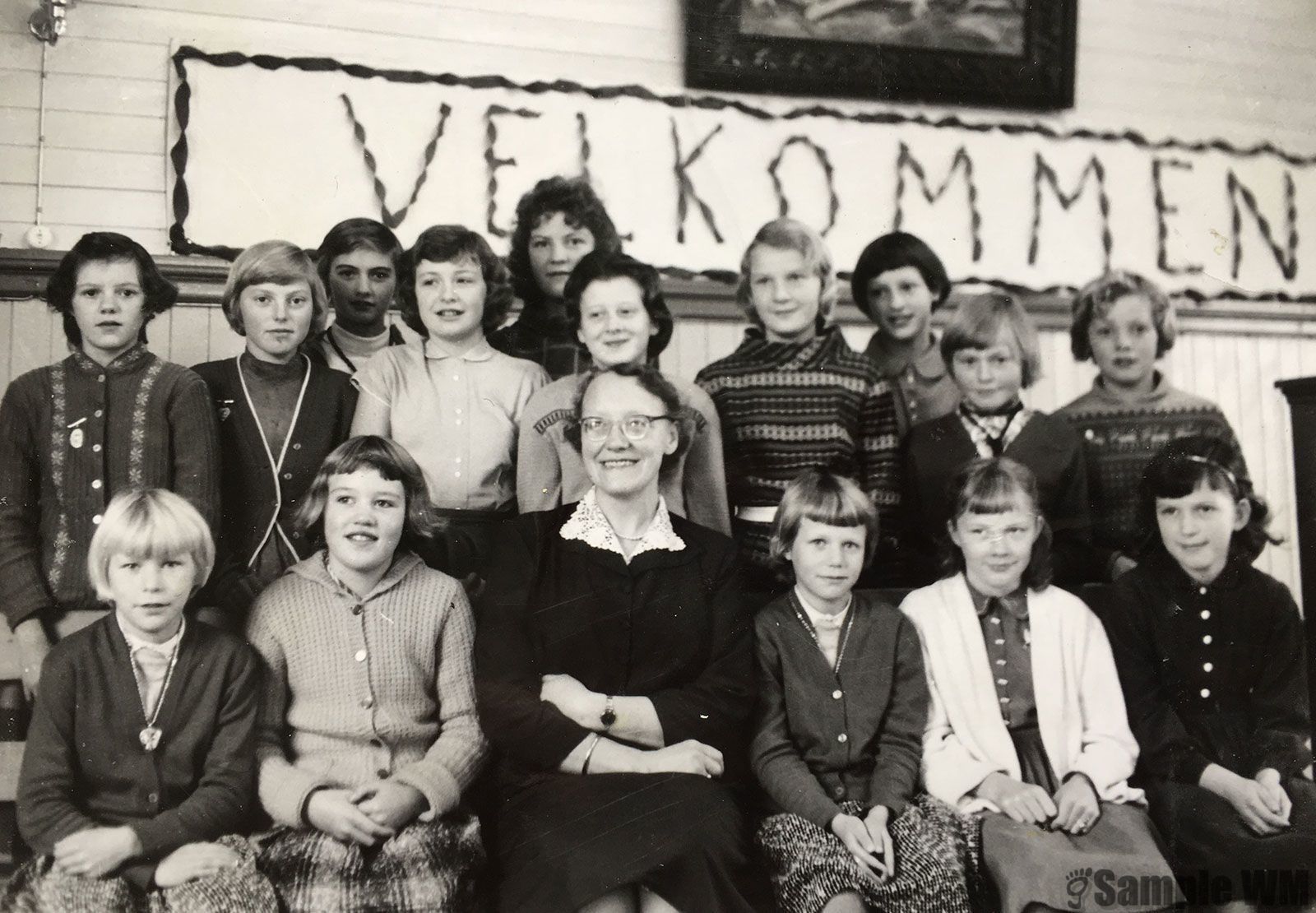 Barneforening i Selbekken
Foran fra v: Grethe Johanne Selbæk, Astrid Nora Selbekk, lærer Agnes Landrø, Oddbjørg Selbæk, Hjørdis Åsmul, Marit Ingeborg Landrø.
Bak fra v: Liv Astrid Ølstøren, Bjørg Tøndel, Borgny Meland, Liv Margareth Øyangen, Birgit Selbekk, Anne Mari Meland Myhr, Kari Oline Anderssen, Rannveig Tøndel, Ruth Tøndel, Turid Ysland.
