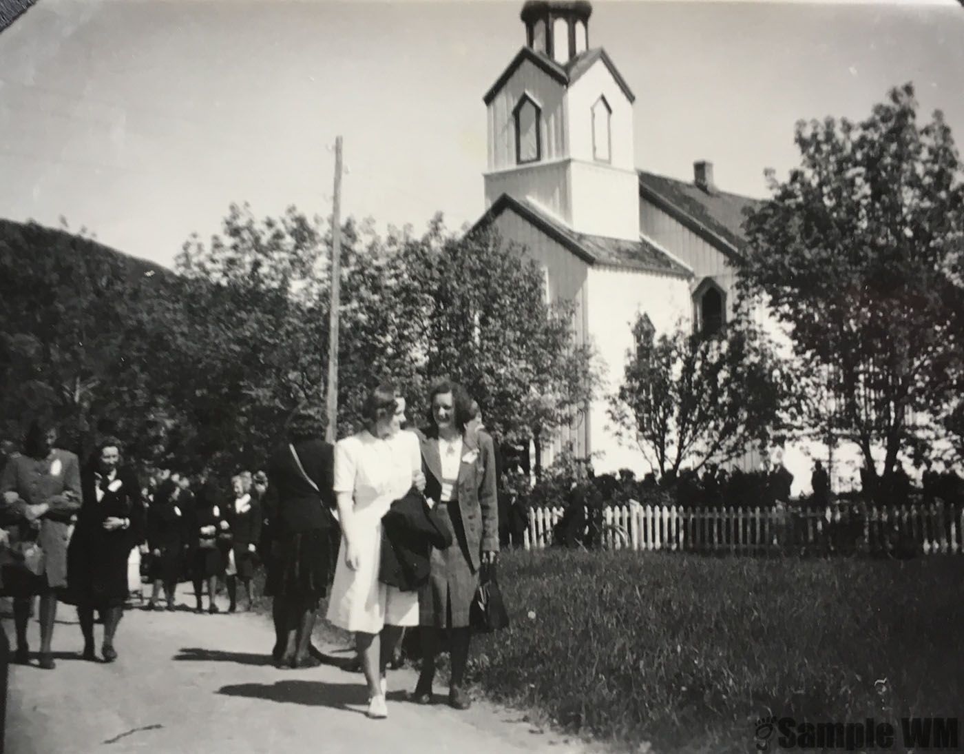 Ved Lensvik kirke
