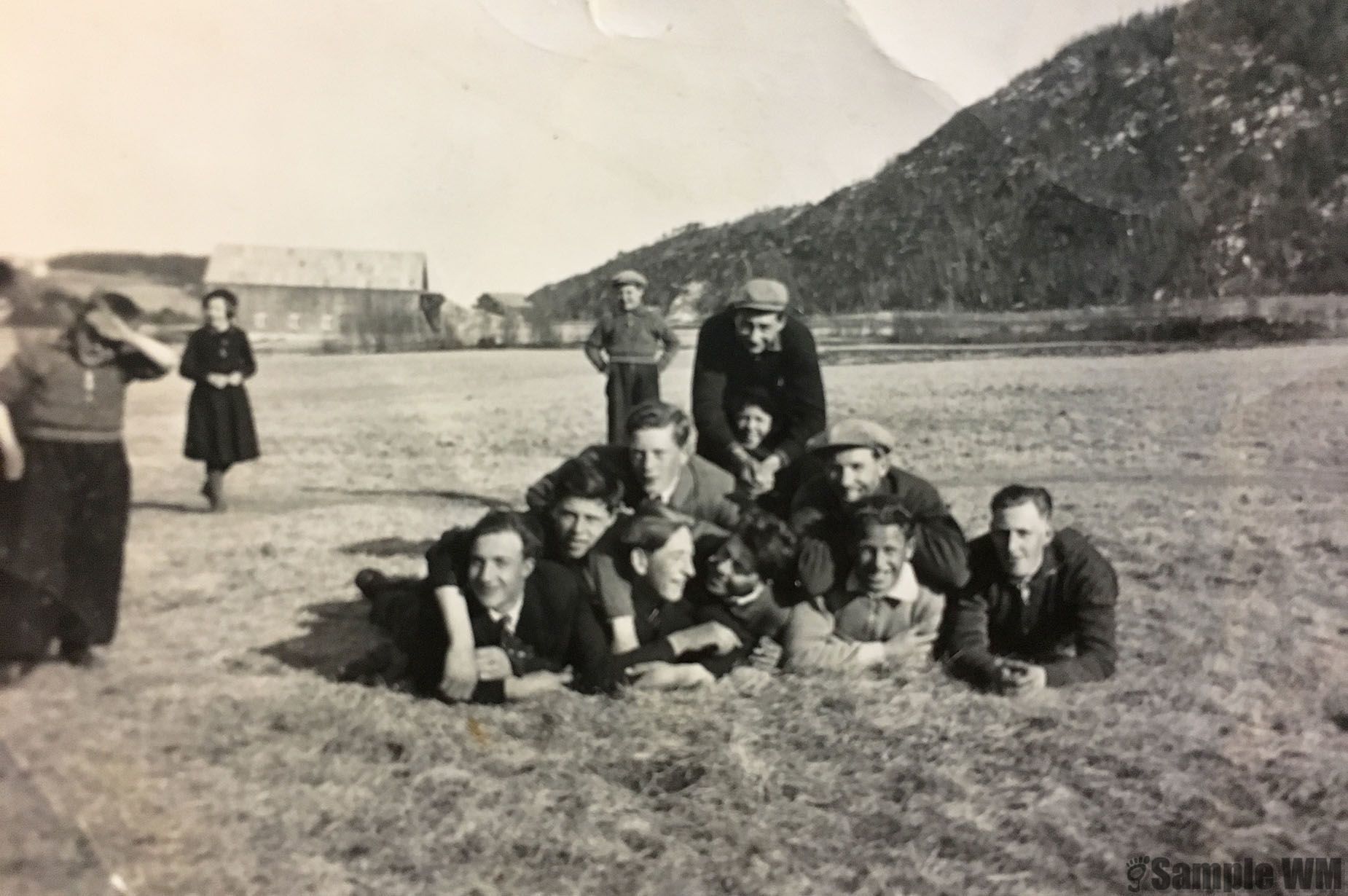 Indergård
Fra v: Osvald Indergård, Åsmund Stølan, Johan N Tøndel, Odd B Tøndel. Ole Meland, Gabriel Indergård, Ole Kv Tøndel og Anders Indergård. Bak OLa Kr. Tøndel I bakgrunnen Berit Indergård og Ole Lein.
