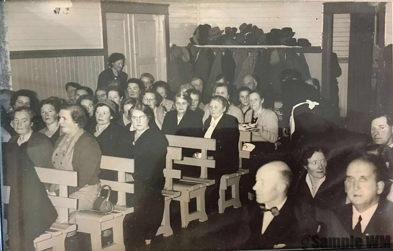 På bedehuset
Vi ser bla: På høyre side: Johan Bonvik, Aksel Fikkan, Klara Bonvik og Jens Selbekk. Venstre side:Karen Selbekk, Eldbjørg Selbæk, Ragna Selbæk, Borghild Singstad, Berit Tøndel, Elisabeth Indergård,
