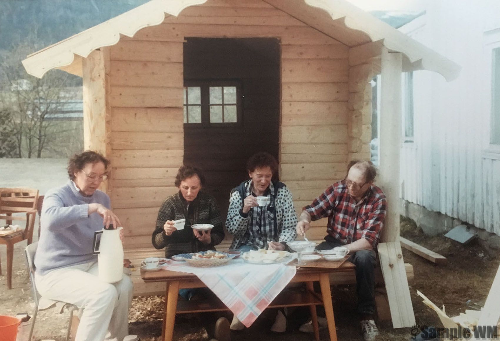 Kaffeselskap
Ågot Meland, Marie Vårum, Reidun Bjørnstad, Johannes Meland
