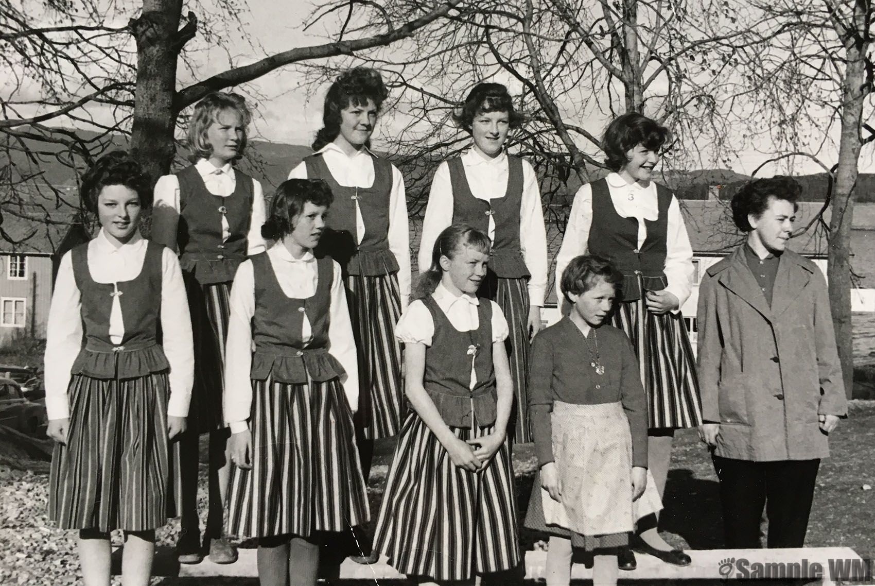 Stolt gjeng med selvsydde hverdagsbunader
1. rekke fra v: Eli Johanne Dyrvik, Liv Astrid Ølstøren, Hjørdis Åsmul, Oddbjørg Selbæk.
2. rekke fra v: Kari Oline Andersen, Birgit Selbekk, Anne Lise Dyrvik, Liv Margareth Øyangen. Lærer Alida Røstvik.
