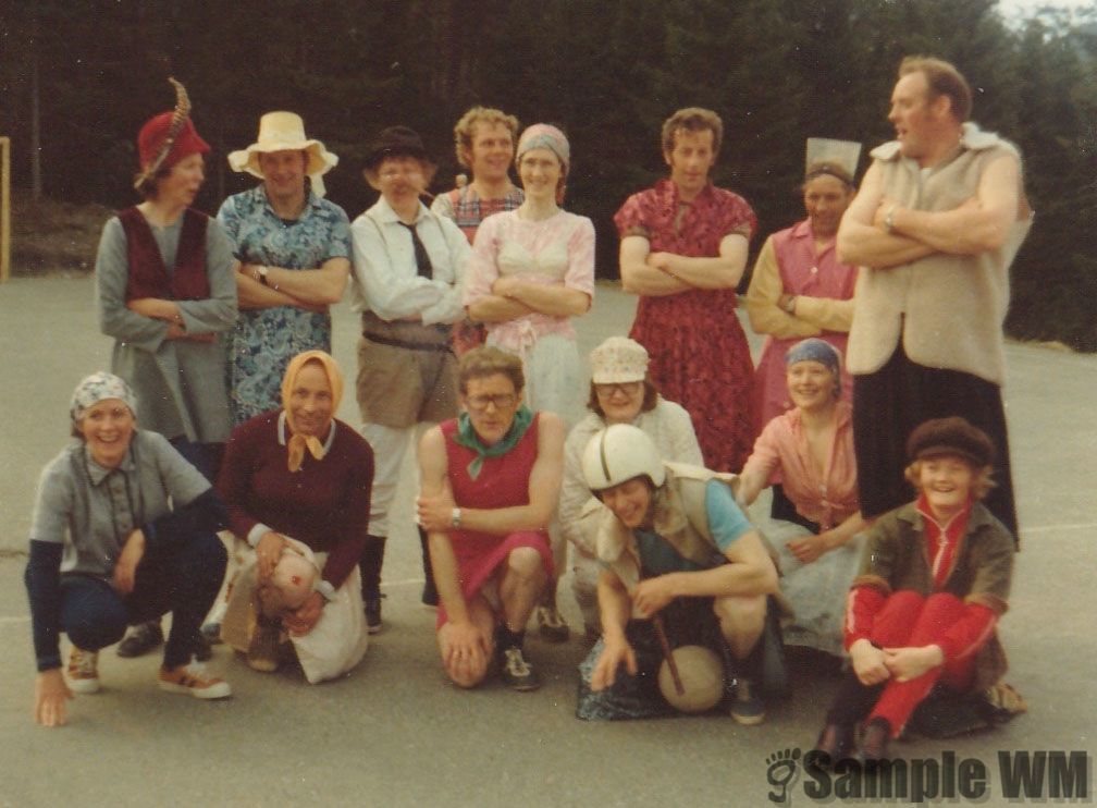 Fotballkamp 17. mai
Foran fra v: Svanhild Selnesaune, Sverre Weie, Einar Meland, Randi Singstad, John Abelvik, Gunhild Anna Landrø, Turid Ysland.
Bak fra v: Dagrun Tofte Landrø, Hilmar Landrø, Kari Sterten, Per Ysland, Randi Ysland, Erling Mjønestrø, Lars Meland, Helge Bjørnstad.
