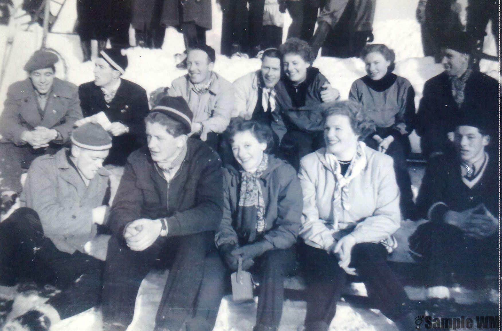 På hopprenn
Forrest: Thorleif Tøndel, John G Selbekk, Edel Abelvik, Erna Indergård, Nils J Meland. Bak: Ottar Åsmul, ukjent, Jens Meland, Erling Abelvik, Liss Olsen, g. Ysland, Elida Landrø og Johan K Meland.
