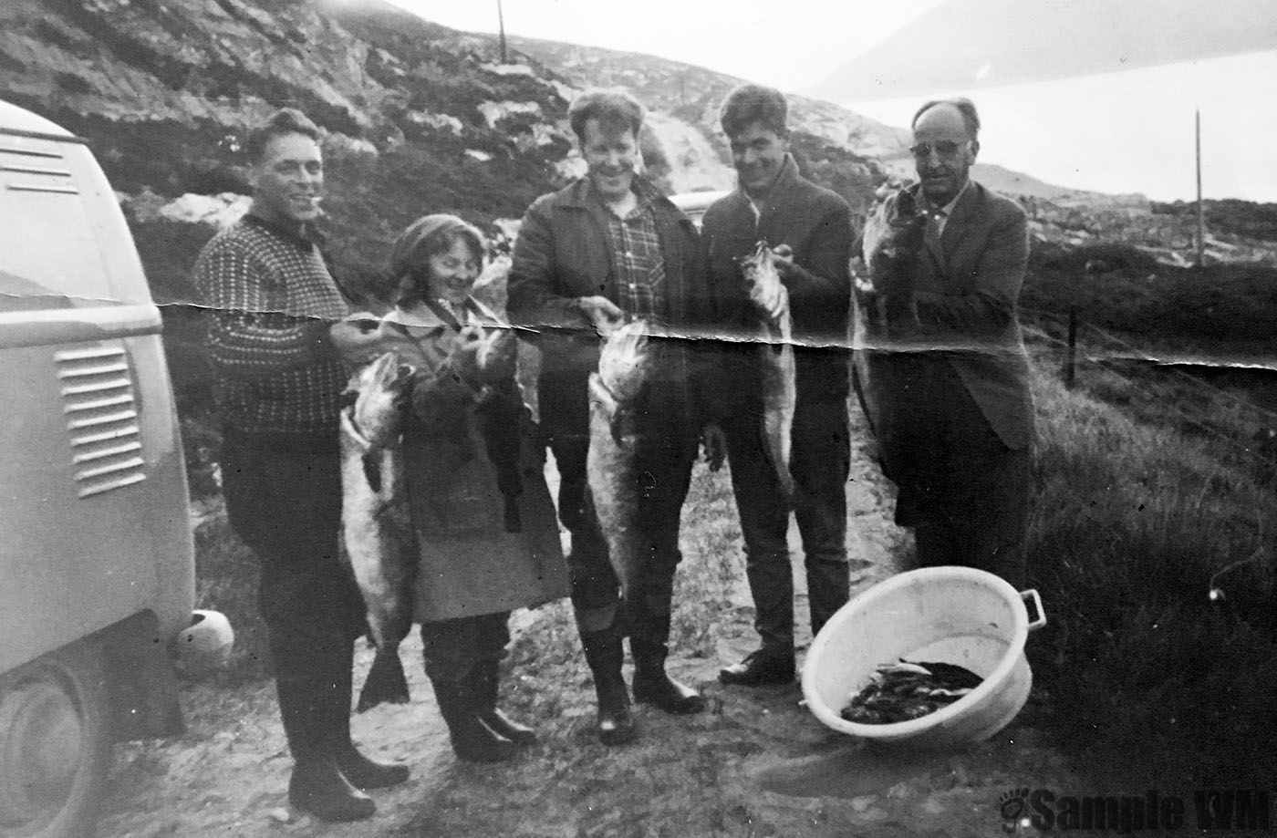 PÃ¥ fisketur
Fra v: Johan E. Ã…smul, Ingeborg Petra (Mosse) Helgesen, Helge Nesset, Ernst Singstad og Oddvar Helgesen. Knut Singstad var trolig fotograf da disse var pÃ¥ besÃ¸k pÃ¥ Atnabrua.
