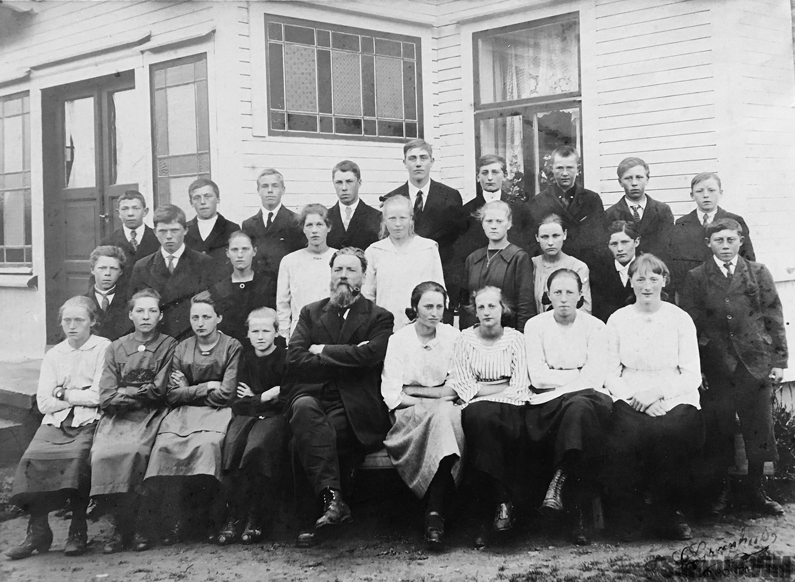 Konfirmanter i Lensvik 28. august 1921
Første rad fra v.: ?, ?, Dagny Anette Indergård g. Sandvik, Jenny Selbekk, Prost Christen Dahler, ?, ?, ?, Kristine Marie Larsen (Frengen). Andre rad fra v.: ?, Einar Meland, ?, Borghild Solem, Aslaug Ysland, Ingeborg Louise Sterten, Klara Ulkestad, John I. Selbekk, Lars Nilsen Landrø. Bak fra v.: ?, ?, ?, Ole K. Aasmul, Johan Johansen Selnes, ?, ?, ?, ?.  
