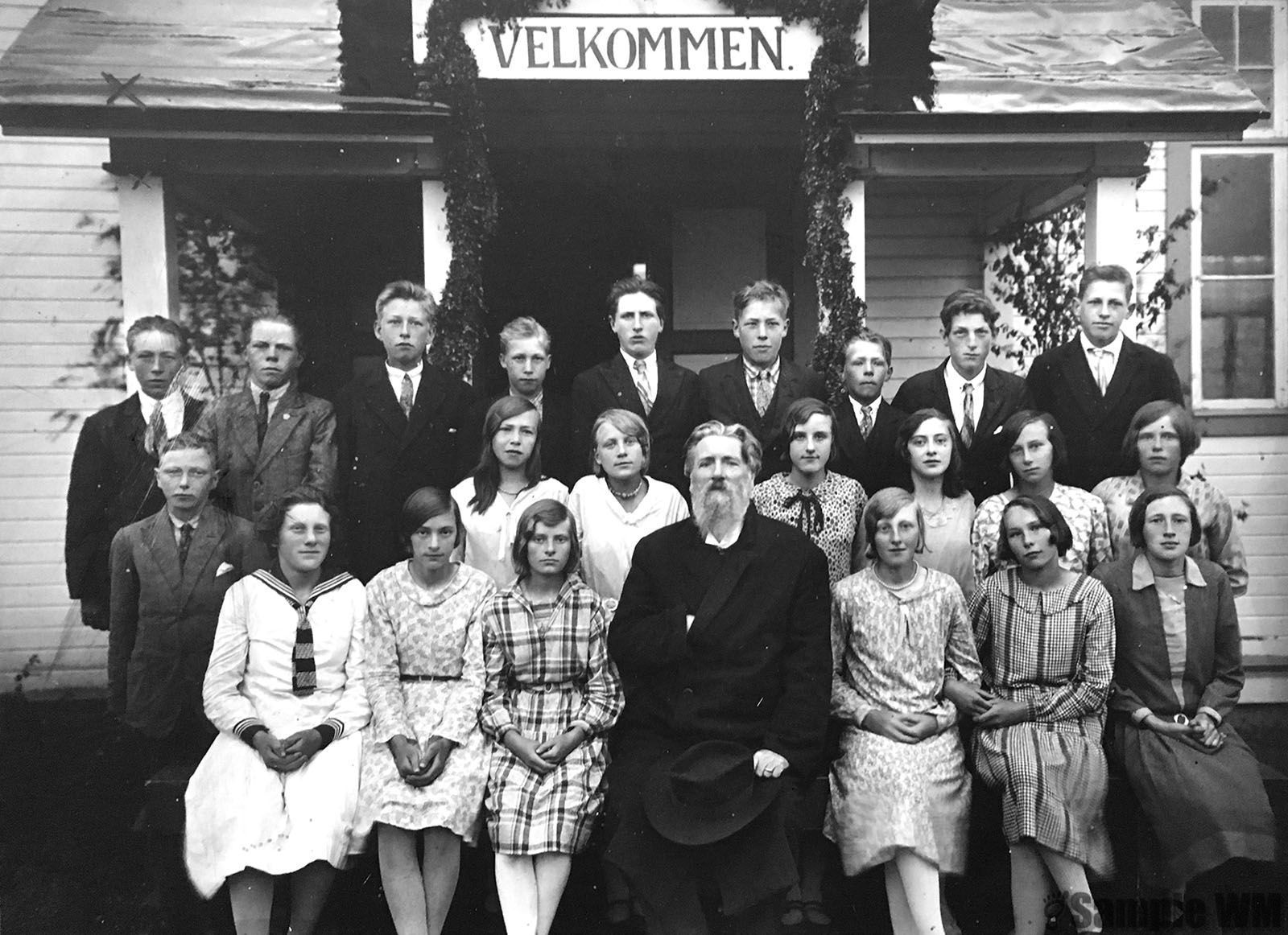 Konfirmanter i Lensvik 1931, født 1916-17
1.rekke fra v: Kristine Bonvik, Marie Tøndel, Johanne Selbekk, Dahler, Mary Singstad, Magnhild Indergård, Ukjent. 2 rekke fra v: Arthur Indergård?, Jenny Vikan, Ukjent, Lilly Indergård,Dagmar Tøndel, Marie Tøndel,Ukjent. Bakerst: Ukjent,Ukjent, Johan N Tøndel, Edvard Landrø,Kåre Utnes, Knut Tøndel, Ola Ysland, Edvin Solem og Ole K Tøndel. 
