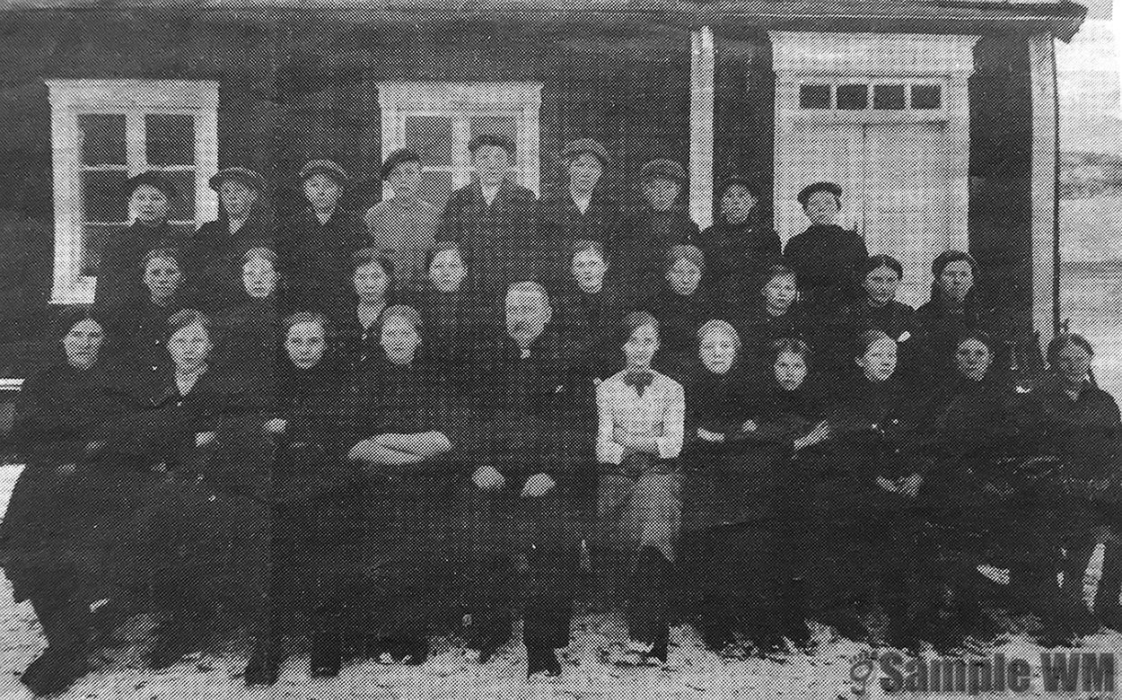 Havnen skole, 1914
Første rad fra v.: Margit Meland, Anne Selbekk, Dorthea Meland, Kristine Meland, lærer Sand, Jenny Sveberg, Marie Meland, Helga Meland, Edvarda Tøndel, Laura Indergård, Oline Meland. 
Andre rad fra v.: Mette Lein, Elisabeth Indergård, Jenny Selbekk, Ingeborg Indergård, Bereth Marie Tøndel, Anna Tøndel, Kristine Selbekk, Kristine Tøndel, Julie Sørlot. 
Tredje rad fra v.: Konrad Meland, Kristoffer Meland, Marensius Sterten, Martin Indergård, Ole Selbekk, Nils Meland, Peder Tøndel, Ole Indergård, 
