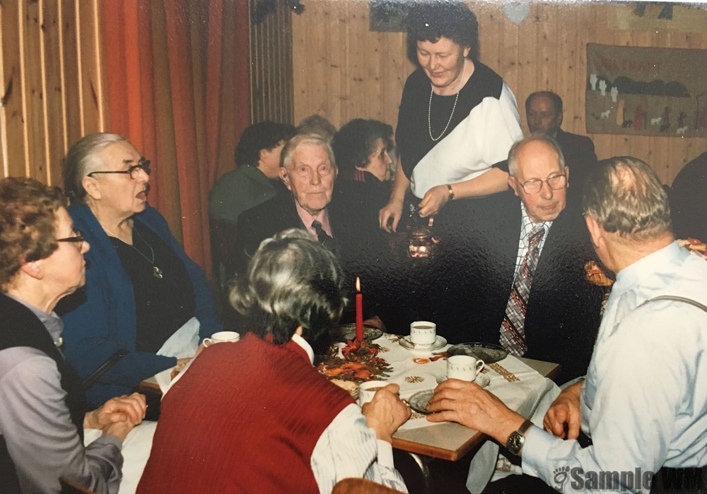 Sterten skole: Bl.a Anna JP Landrø, Anna og Iver Sterten, Kristine Landrø, Even Landrø, Bjarne Sterten og Kari Sterten skjenker kaffe.
