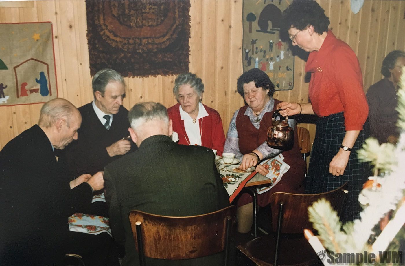 Sterten skole: Bl.a Arne Ulkestad med ryggen til? Johan Ulkestad, Karen og Sigvard Ysland, Lovise Sterten og Dagrun Landrø skjenker kaffe.
