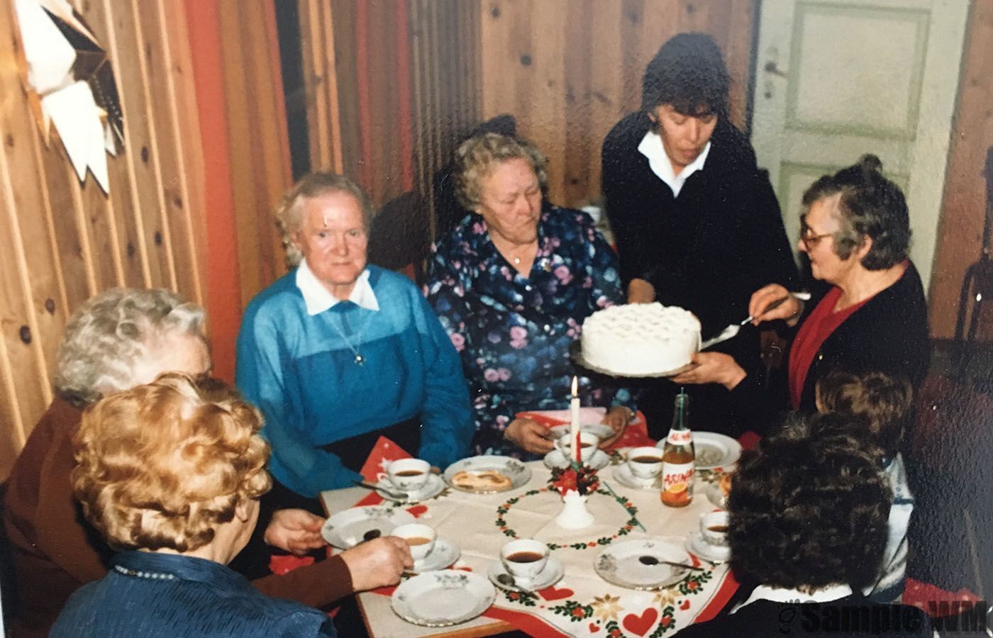 Sterten skole: Bl.a Gudrun LandrÃ¸, Kristine Damli, Ingeborg Meland og Marie Solem serverer.
