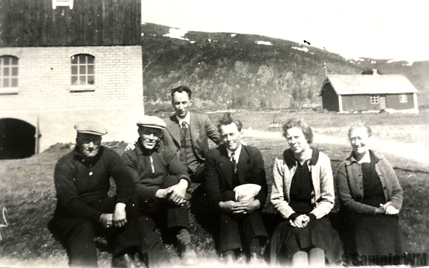 Ved Grindhaugen, Sterten
Kristoffer Sterten, Iver Sterten, Lars Sterten, Elise Gellein Sterten, Lovise (Loffi) Sterten.
Bak Elise Stertens mann, Johan Martin Sterten.
