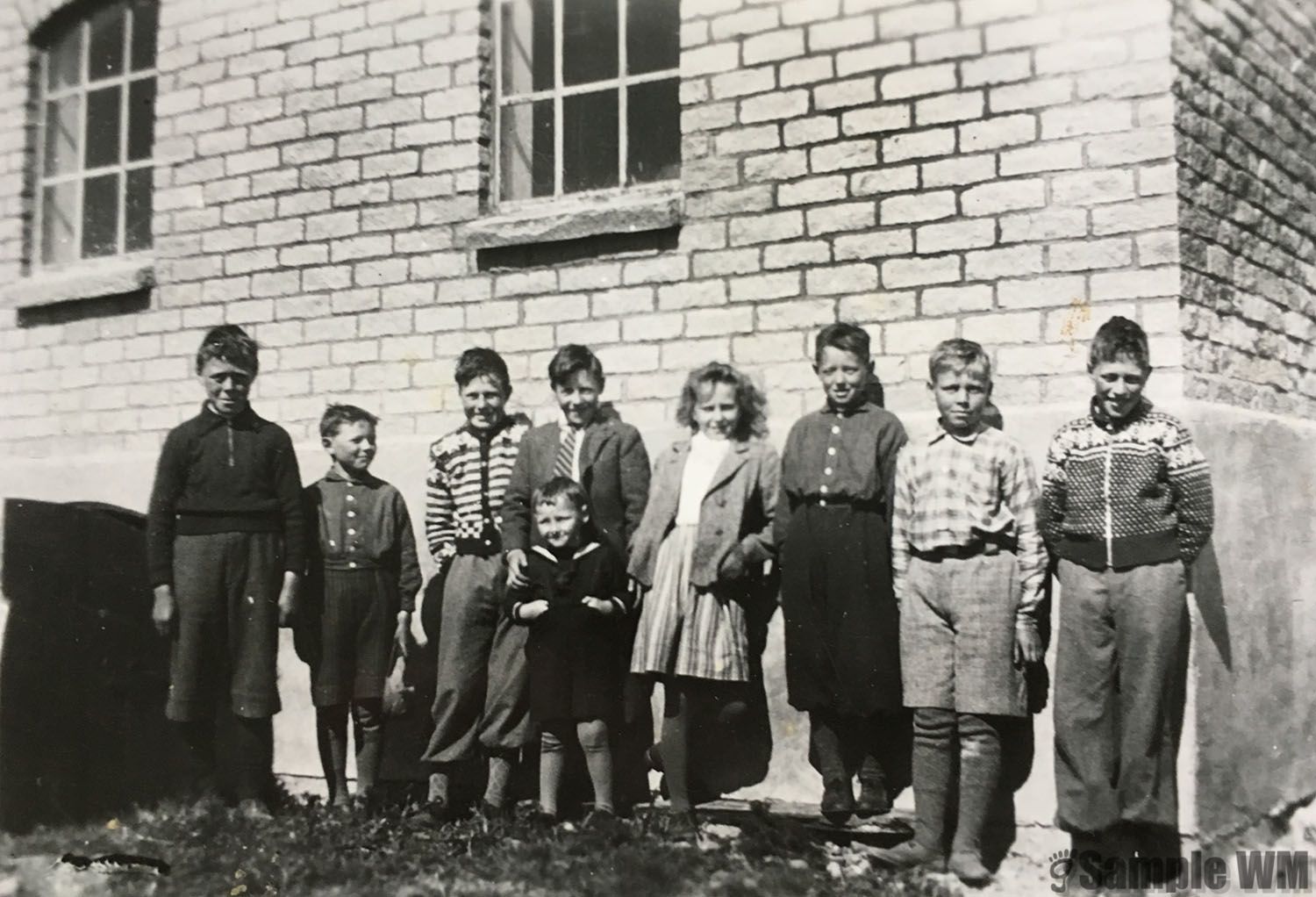 Ved fjøset på Grindhaugen, Sterten
Fra venstre: Einar Sterten, ?, ?, Else Sterten, Norvald Landrø med Per Sterten foran, ?, Ola Sterten, Gabriel Sterten.
