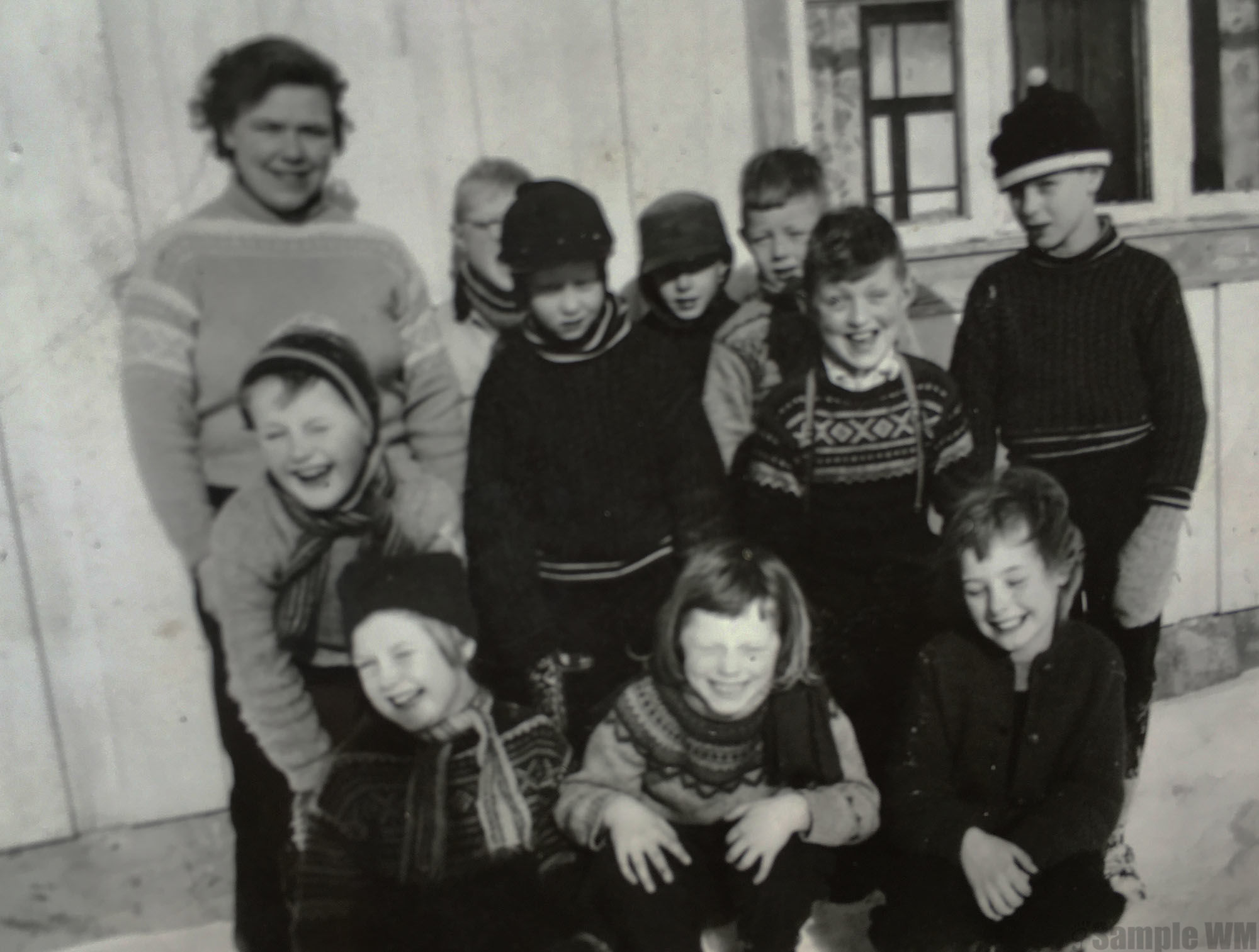 Stranda skole
Elever født i 1948, 1949 og 1950.
1.rekke fra v: Inga Årstein, Bjørg Selnes, Ingrid Størdal.
2. rekke fra v: Kolbjørn Årstein, Helge Walltin, Knut Grønningen, Oddvar Inge Størdal.
3. rekke fra v. Lærer Bjørg Sandstad, Ragnar Årstein (delvis skjult), Lyder Veum, Oddvar Selnes.
