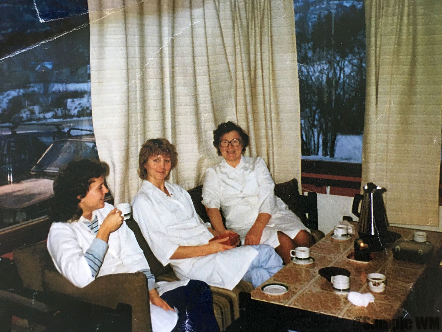 Ved kjøkkenet på Agdenes Helsesenter i 1984
Sissel Indergård, Bjørg Nordgård og Pauline Åsmul.
