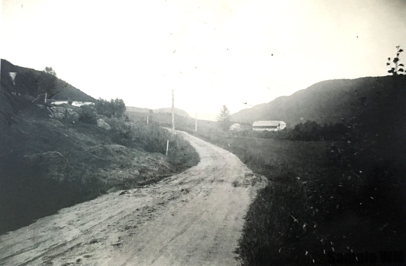 Veien over Aunvollen, Singstad
Olastu i bakgrunnen. Gården Ofstad skimtes til venstre.
