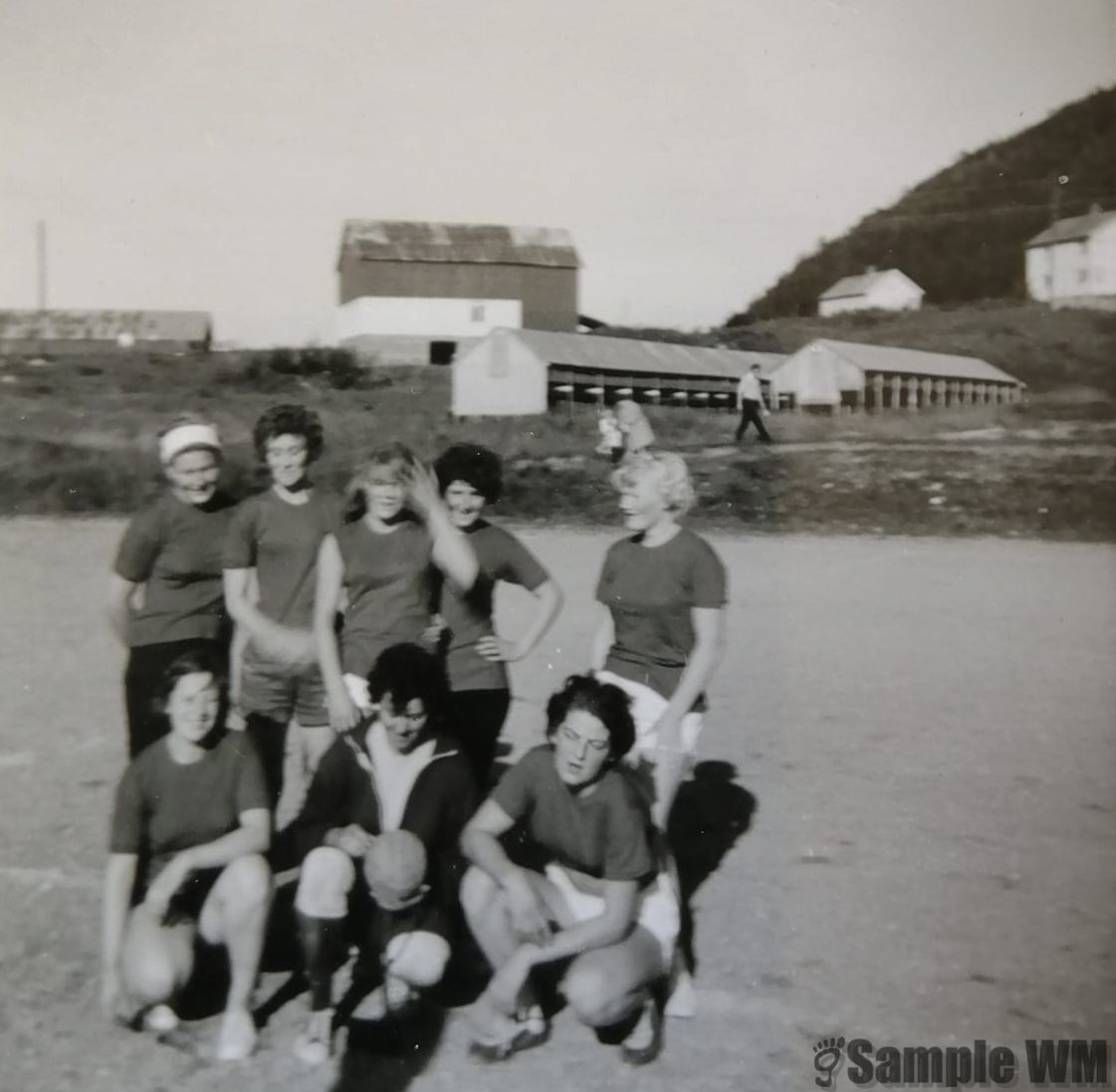 Lensvik handballag ca 1962
Foran fra v: Gunhild Landrø, Ragnhild Indergård, Birgit Selbekk.
Bak fra v: Kari Sterten, Randi Ysland, Haugen, Hjørdis Åsmul, Elin Landrø, Turid Ysland.
