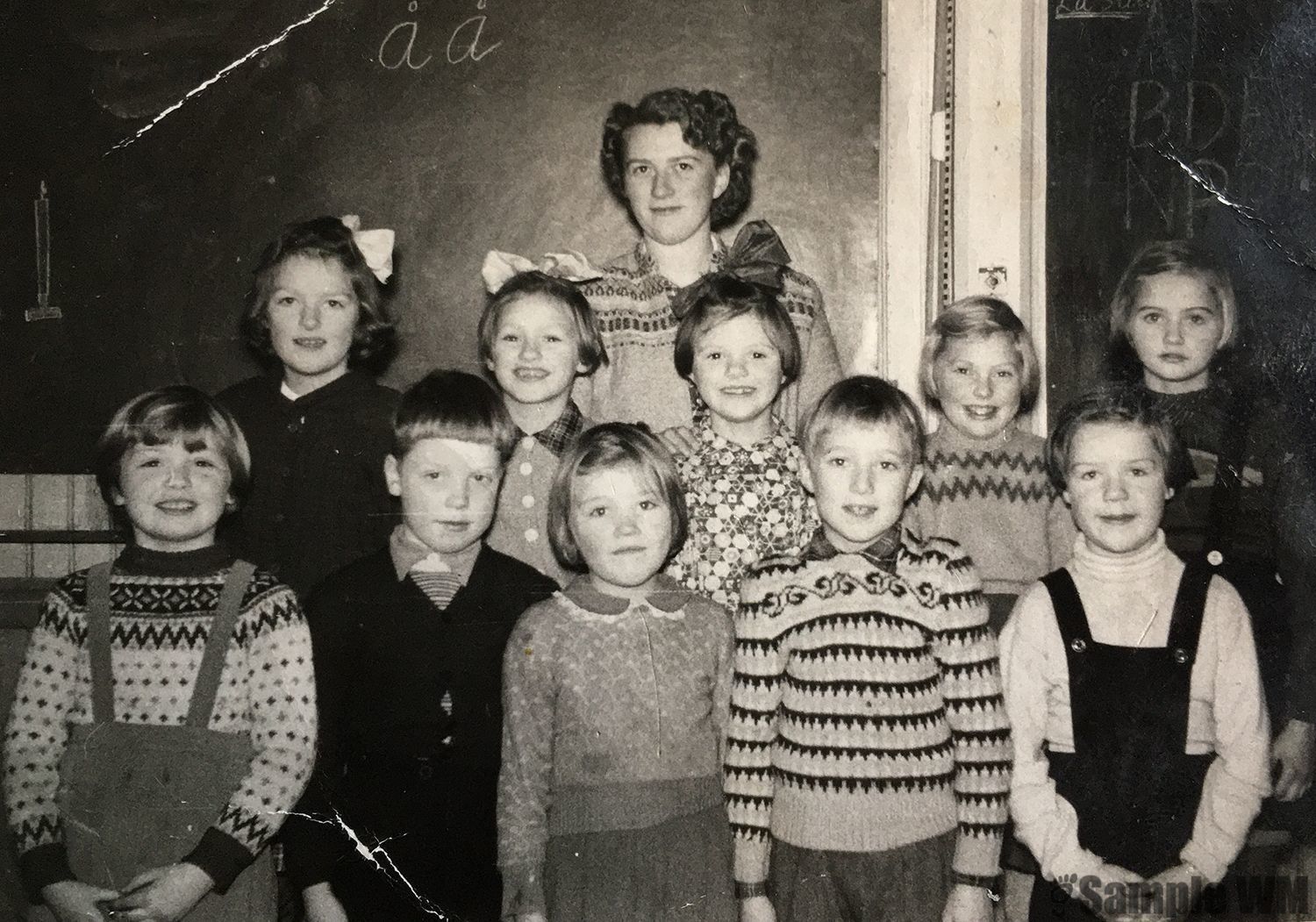 Hamna skole
Elever født i 1947
Første rekke fra v: Liv Margaret Øyangen, Steinar Stølan, Astrid Nora Selbekk, Rolf Tøndel, Eli Johanne Selbæk.
Andre rekke: Anne Lise Dyrvik, Rannveig Tøndel, Liv Astrid Ølstøren, Bjørg Tøndel, Borgny Meland.
Bak står lærerinne Kari Renolen.
