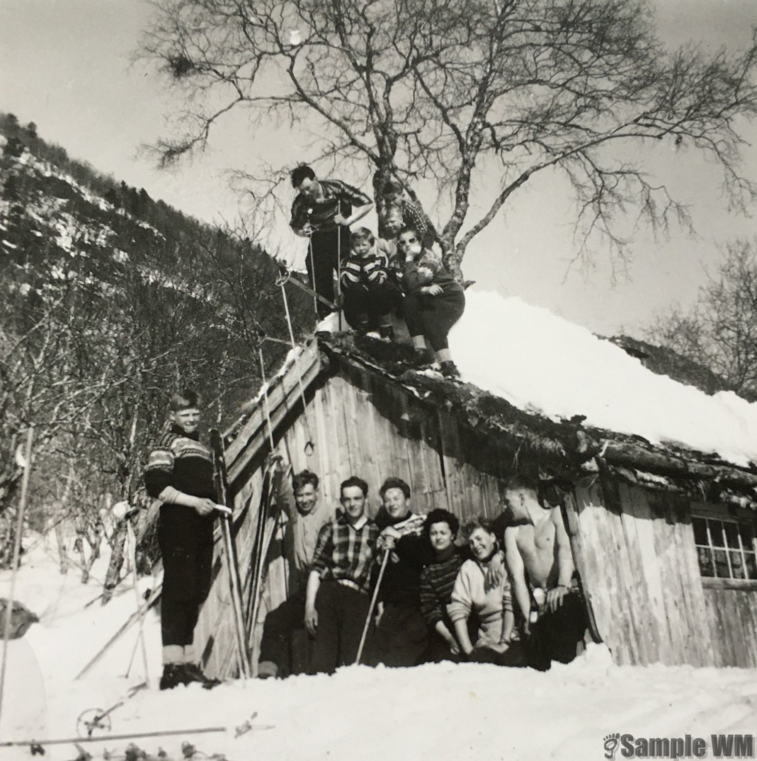 I Herdalen
På  taket: Bjarne Landrø, Kirsten Marie Landrø, John Egil Landrø, Leif Edv. Landrø og Edna Landrø. Foran: Oddvar Landrø, Isak Landrø, Lars Marius Ysland, Hilmar Landrø, Aud Landrø, Liss Ysland og Ola Ysland.
