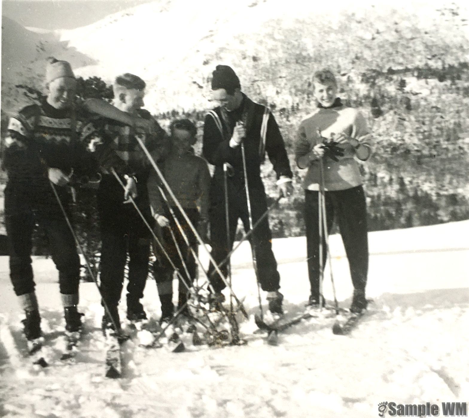 På skitur: Isak Landrø, Einar Meland, John Egil Landrø, Nils J Meland og ukjent dame.
