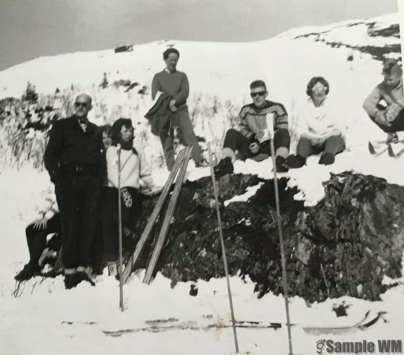 Skitur på heian
Fra venstre: Torbjørn Knutsbuen, Marit Tøndel, Asbjørg Knutsbuen, Einar og Jenny Meland, Leif Edv. Landrø.
