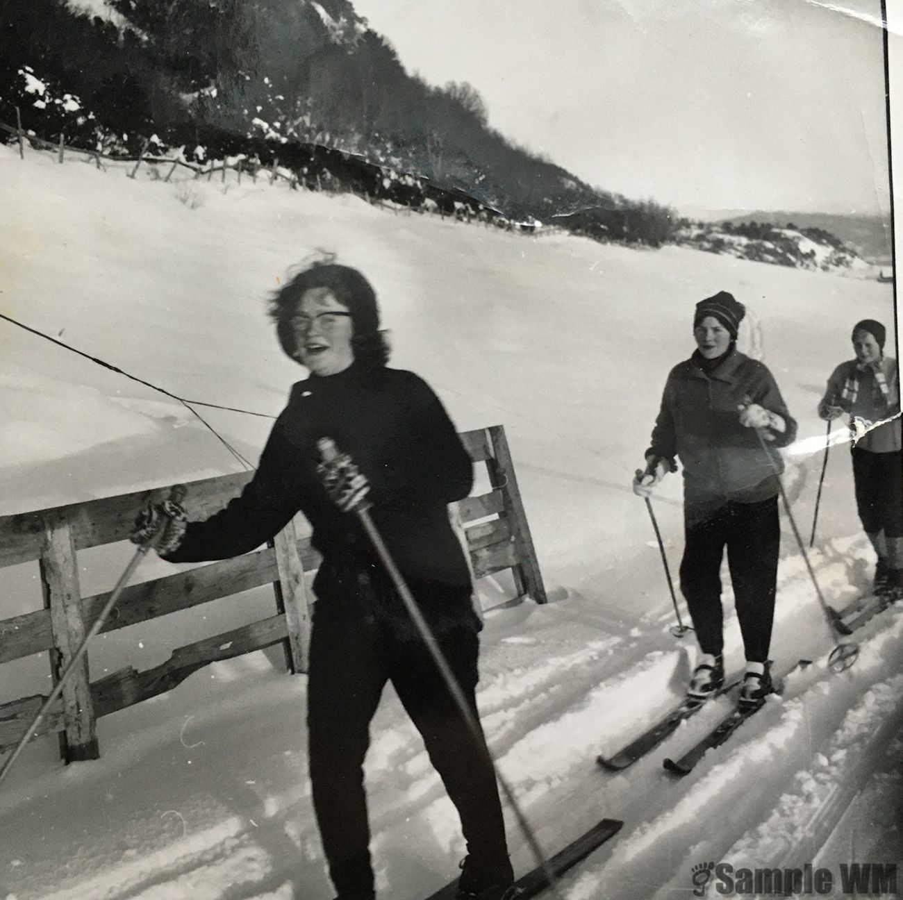 På skitur
Dagmar Meland leder an i løypa med Eva Johanne Meland og Kirsten Landrø bak.
